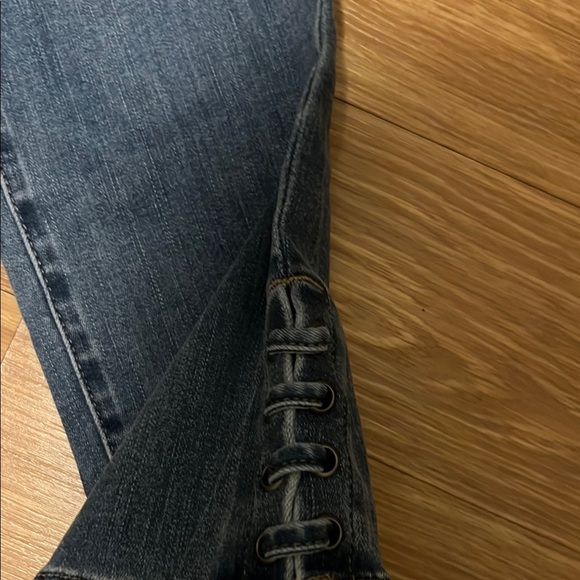 Chico's Blue girlfriend slim Jeans Elastic Waistband like new size 6. Chicos 0.5 - Picture 3 of 5